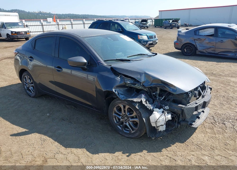 2019 TOYOTA YARIS XLE VIN: 3MYDLBYV1KY506581