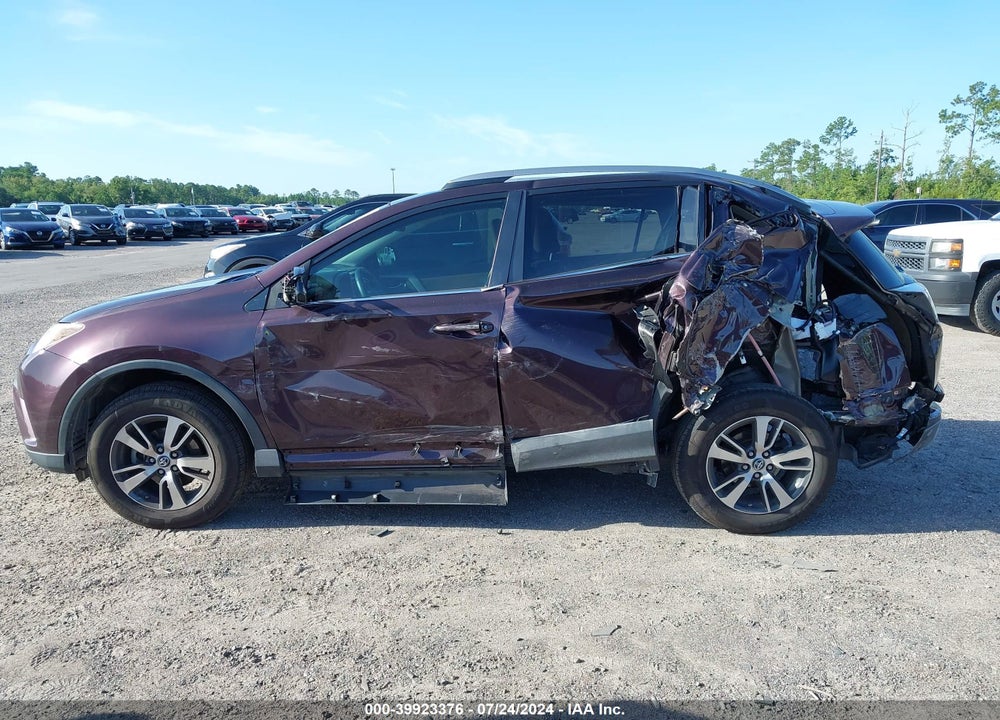 2018 TOYOTA RAV4 XLE VIN: 2T3WFREV8JW494431