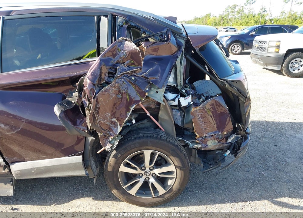 2018 TOYOTA RAV4 XLE VIN: 2T3WFREV8JW494431