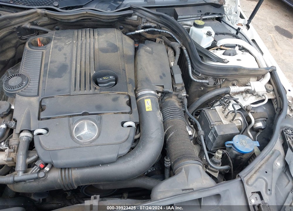 2014 MERCEDES-BENZ C 250 LUXURY/SPORT VIN: WDDGF4HB5ER305853