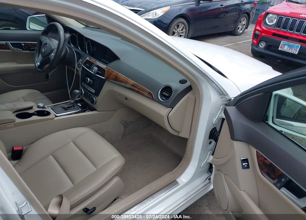 2014 MERCEDES-BENZ C 250 LUXURY/SPORT VIN: WDDGF4HB5ER305853