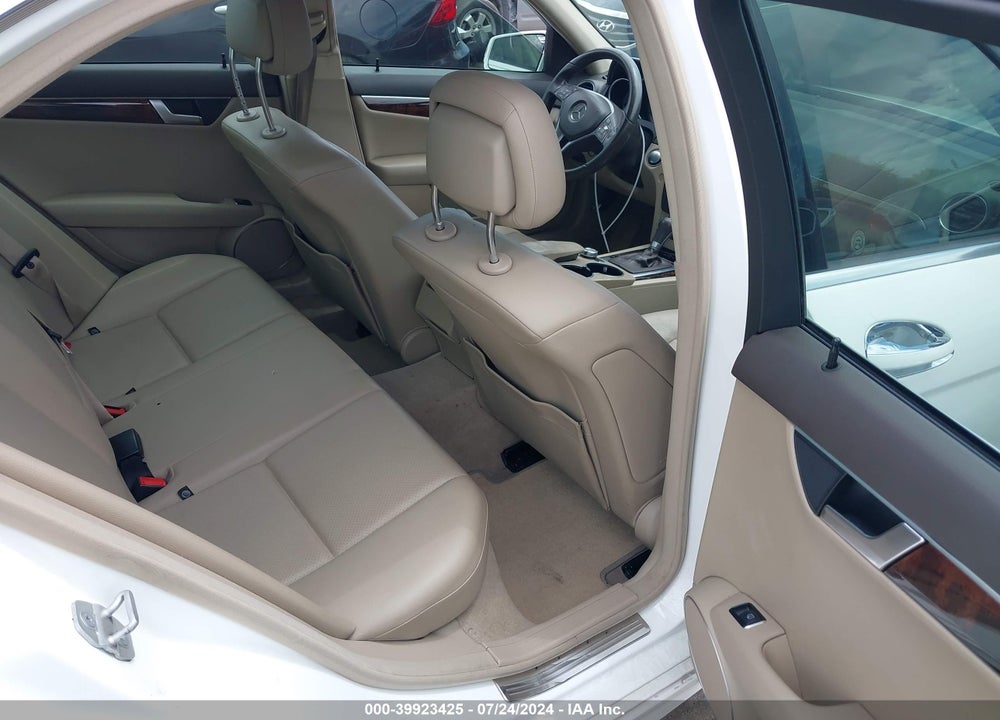 2014 MERCEDES-BENZ C 250 LUXURY/SPORT VIN: WDDGF4HB5ER305853