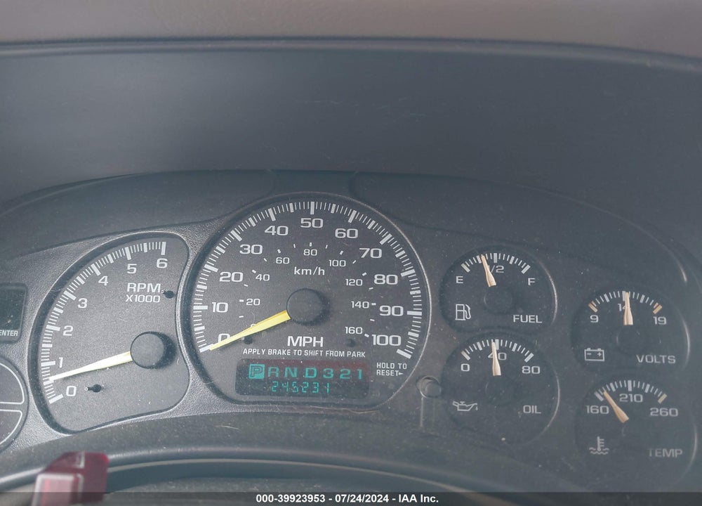 2000 CHEVROLET SUBURBAN 1500 LS VIN: 3GNEC16T2YG163087