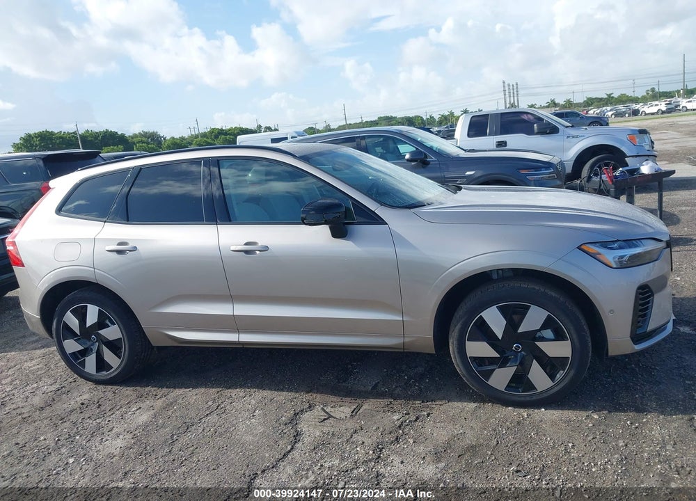 2024 VOLVO XC60 RECHARGE PLUG-IN HYBRID T8 PLUS DARK THEME VIN: YV4H60DL9R1896826