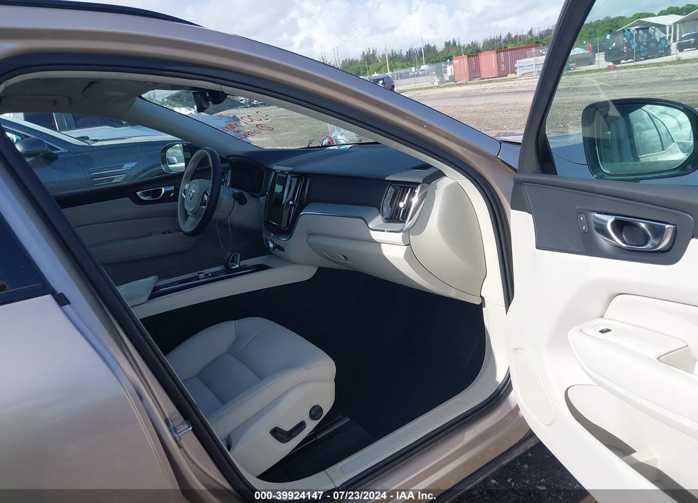 2024 VOLVO XC60 RECHARGE PLUG-IN HYBRID T8 PLUS DARK THEME VIN: YV4H60DL9R1896826