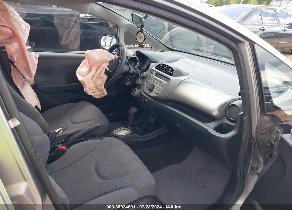2009 HONDA FIT VIN: JHMGE882X9S055026