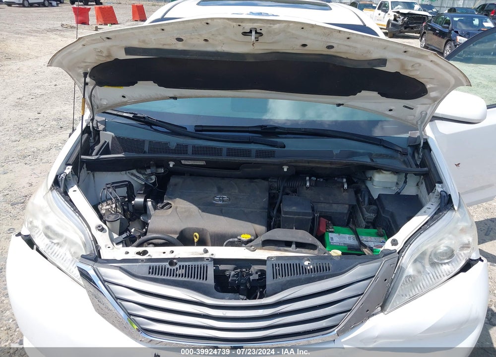 2014 TOYOTA SIENNA XLE V6 8 PASSENGER VIN: 5TDYK3DC3ES430550