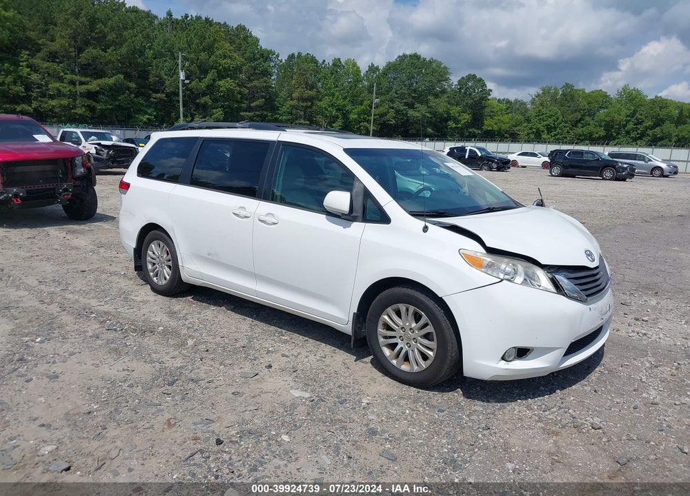 2014 TOYOTA SIENNA XLE V6 8 PASSENGER VIN: 5TDYK3DC3ES430550