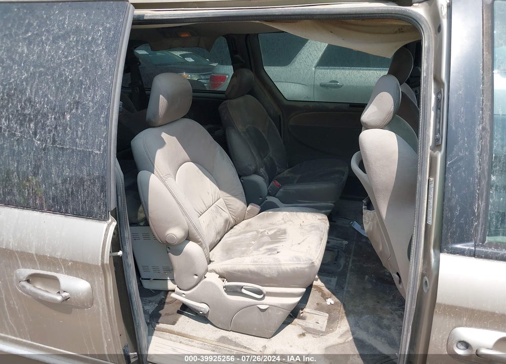 2002 CHRYSLER TOWN & COUNTRY LIMITED VIN: 2C8GP64L12R617240