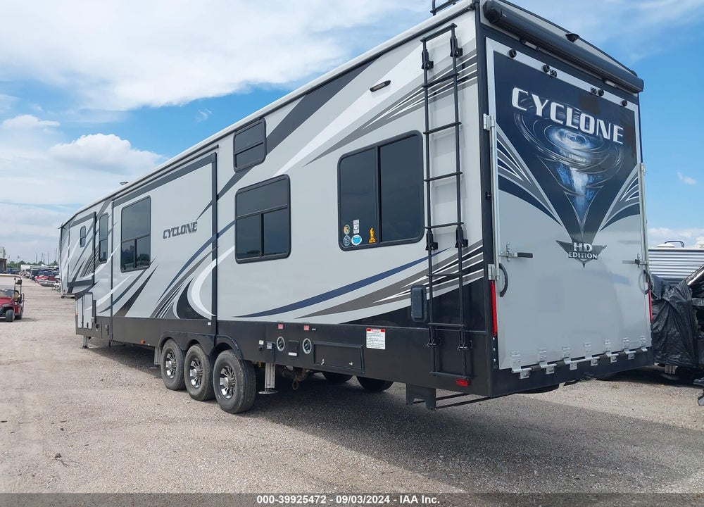 2018 HEARTLAND CYCLONE CY4005 VIN: 5SFCG4436JE370830