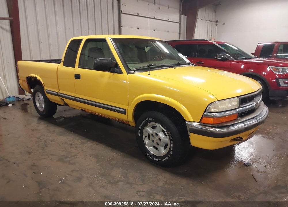 2003 CHEVROLET S-10 LS VIN: 1GCDT19X438256730