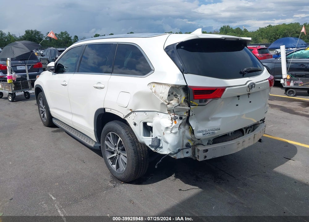 2018 TOYOTA HIGHLANDER XLE VIN: 5TDKZRFH0JS282719