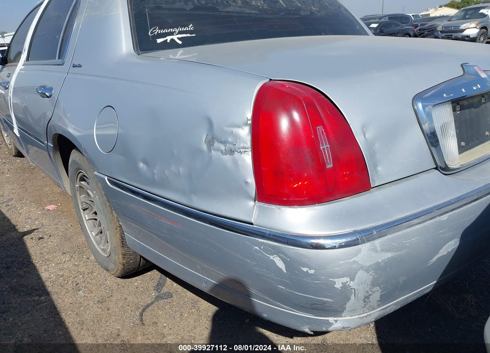 2001 LINCOLN TOWN CAR SIGNATURE VIN: 1LNHM82W01Y709730