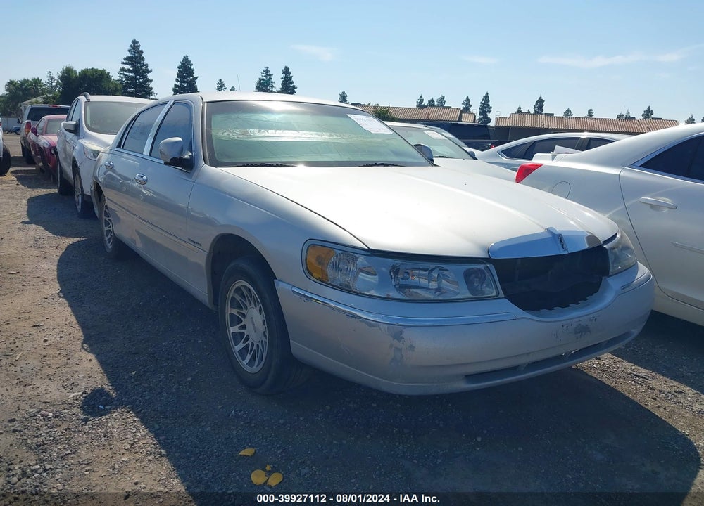 2001 LINCOLN TOWN CAR SIGNATURE VIN: 1LNHM82W01Y709730