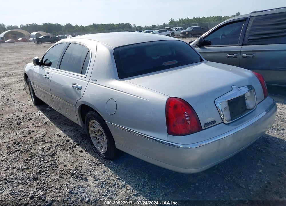2001 LINCOLN TOWN CAR SIGNATURE VIN: 1LNHM82W71Y734995