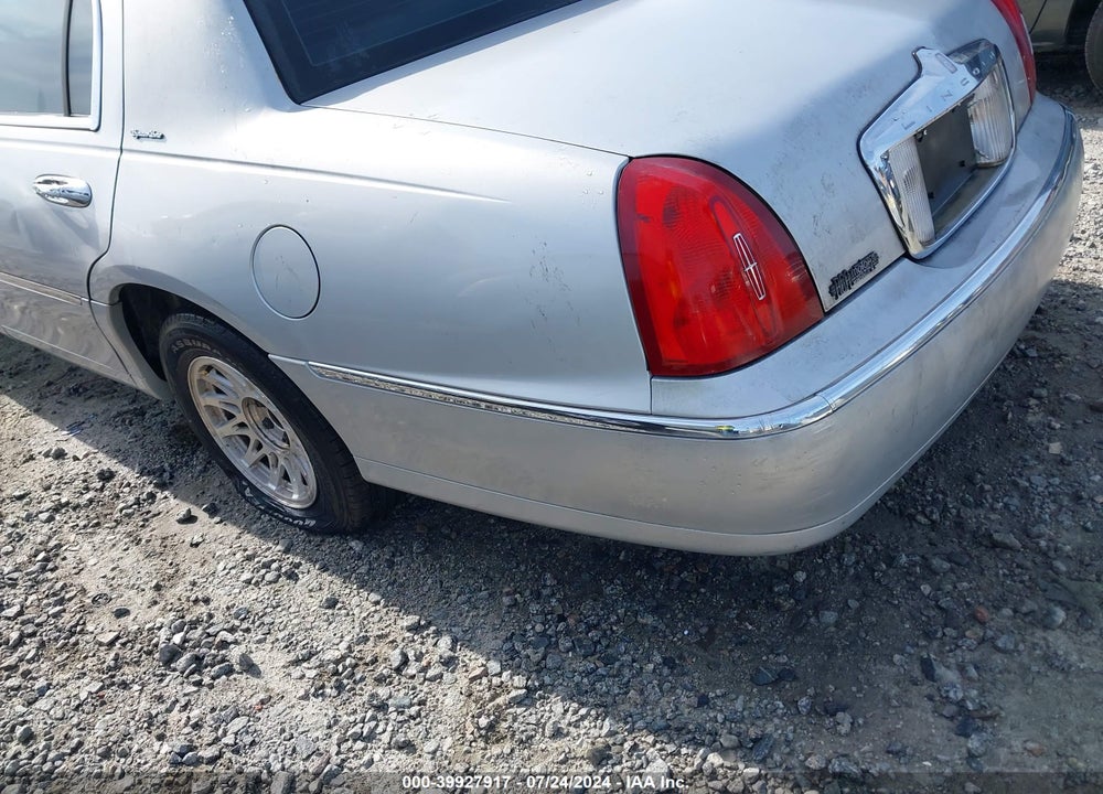 2001 LINCOLN TOWN CAR SIGNATURE VIN: 1LNHM82W71Y734995