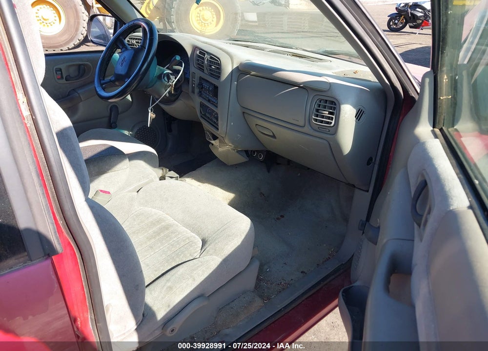 2002 CHEVROLET S-10 LS VIN: 1GCCS19WX28143045