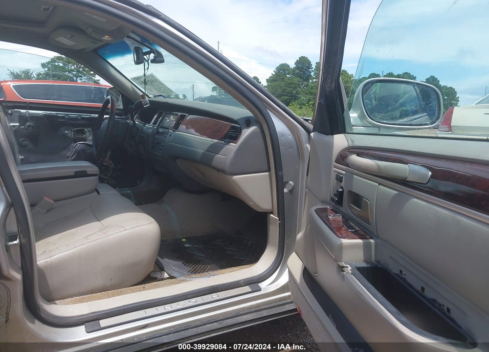 2007 LINCOLN TOWN CAR SIGNATURE LIMITED VIN: 1LNHM82V47Y622025