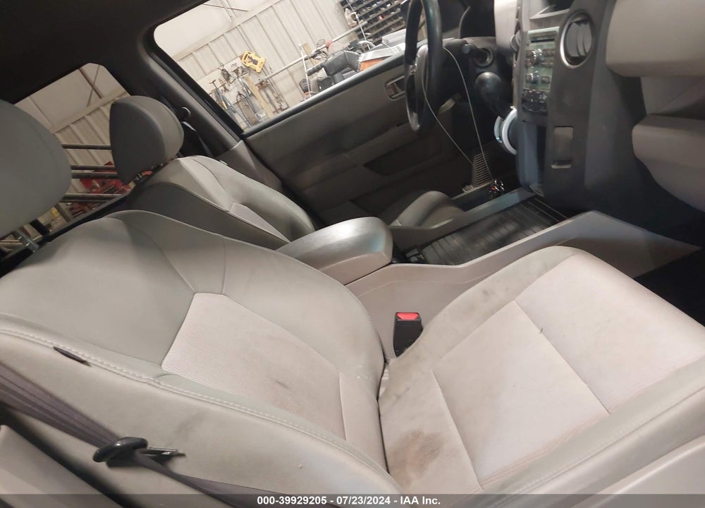 2011 HONDA PILOT EX VIN: 5FNYF4H49BB032112