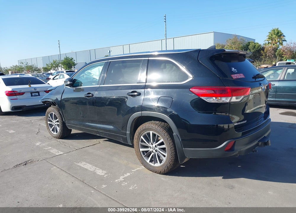 2018 TOYOTA HIGHLANDER XLE VIN: 5TDJZRFH5JS856890