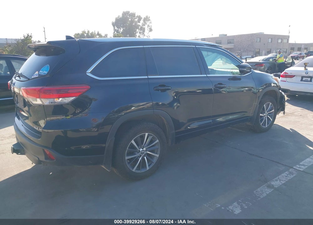 2018 TOYOTA HIGHLANDER XLE VIN: 5TDJZRFH5JS856890
