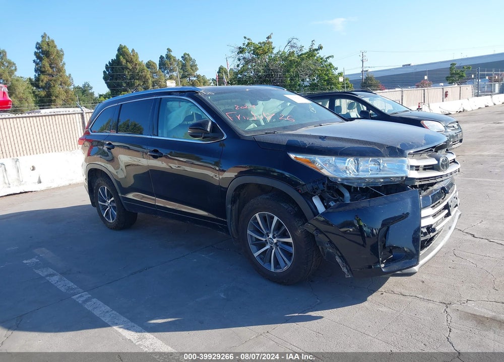 2018 TOYOTA HIGHLANDER XLE VIN: 5TDJZRFH5JS856890