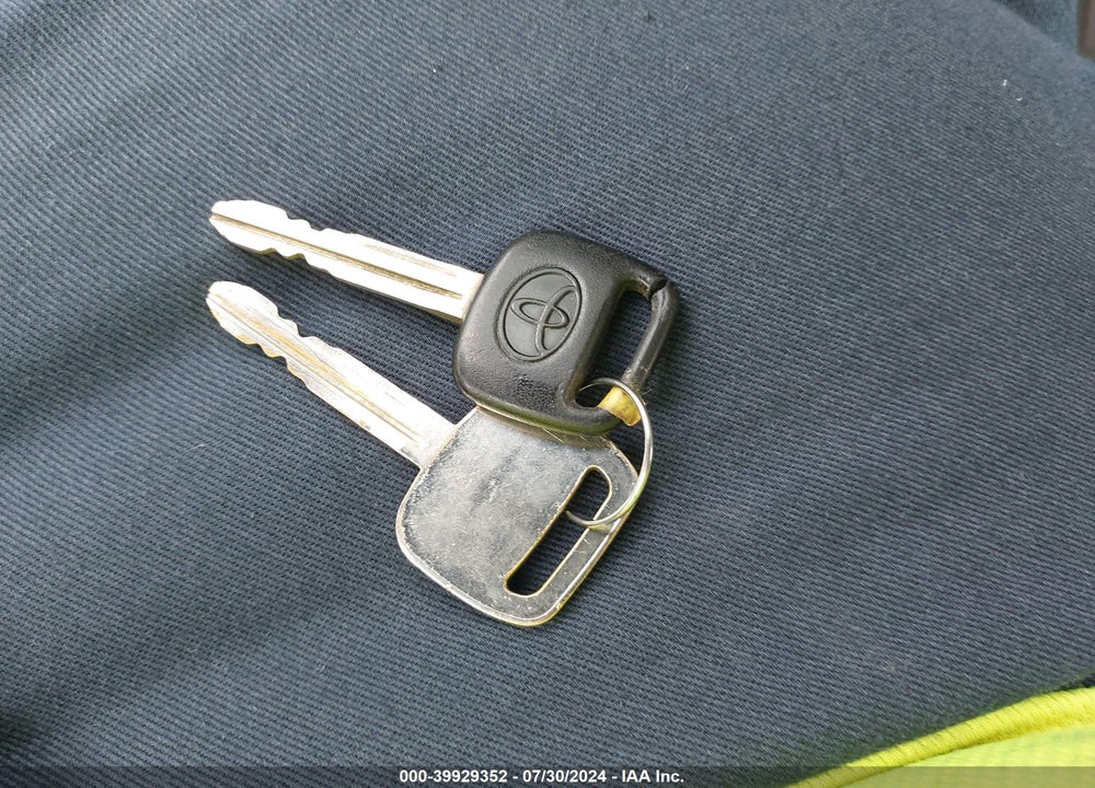2001 TOYOTA CAMRY LE VIN: JT2BG22KX10596727