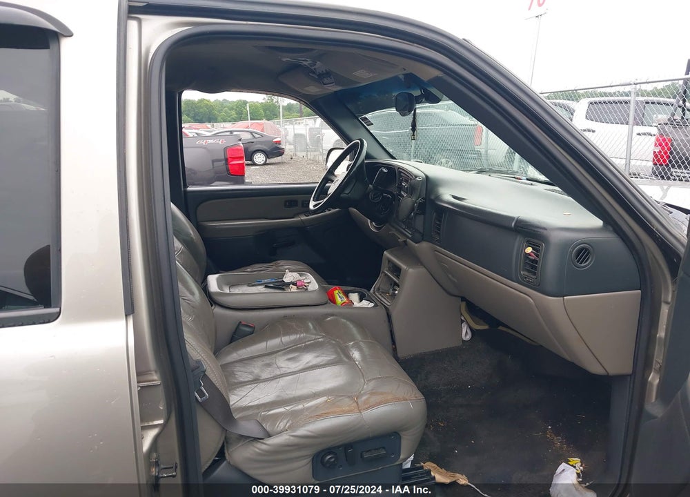 2000 CHEVROLET SUBURBAN 1500 LT VIN: 3GNFK16T7YG112174