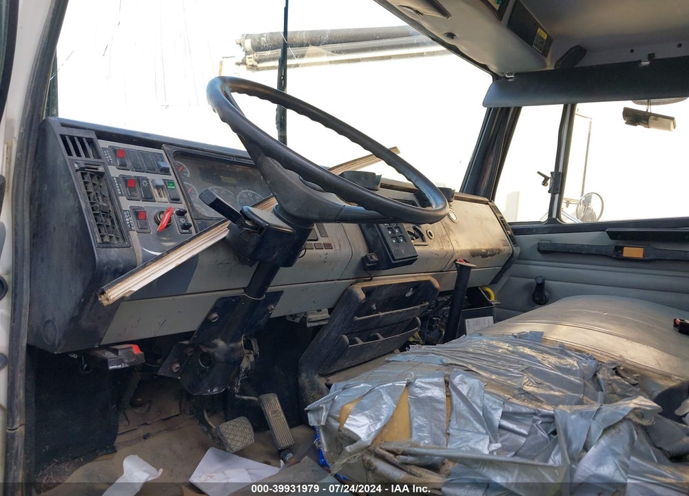 2001 FREIGHTLINER FL70 FL70 VIN: 1FV6HJBA31HG77181