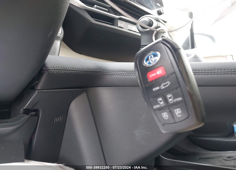 2021 TOYOTA SIENNA XLE VIN: 5TDYRKEC6MS013085