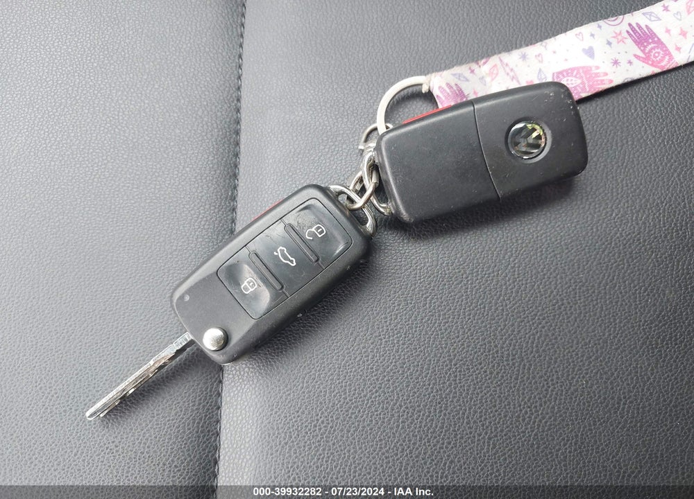 2012 VOLKSWAGEN BEETLE 2.5L VIN: 3VWJP7AT0CM633954