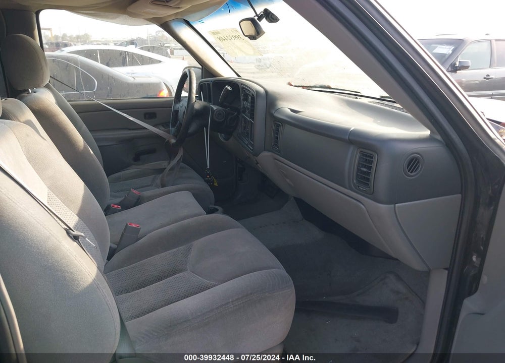 2005 CHEVROLET TAHOE LS VIN: 1GNEC13V05R100555