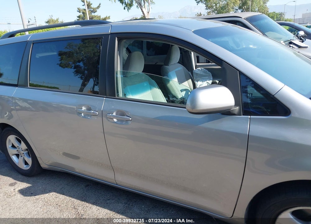 2017 TOYOTA SIENNA LE 8 PASSENGER VIN: 5TDKZ3DC7HS884841
