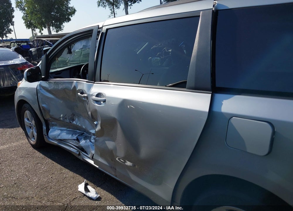 2017 TOYOTA SIENNA LE 8 PASSENGER VIN: 5TDKZ3DC7HS884841