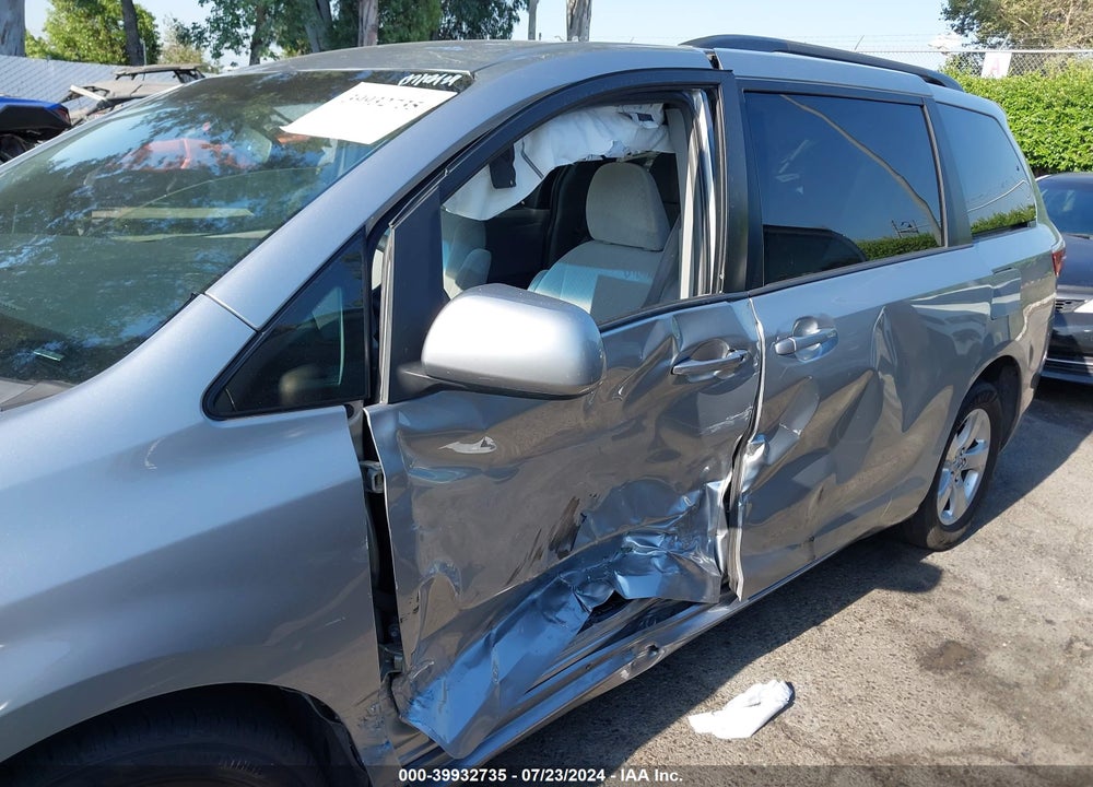 2017 TOYOTA SIENNA LE 8 PASSENGER VIN: 5TDKZ3DC7HS884841