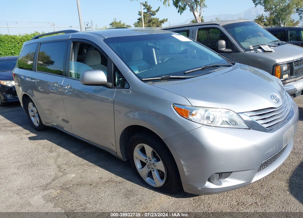 2017 TOYOTA SIENNA LE 8 PASSENGER VIN: 5TDKZ3DC7HS884841