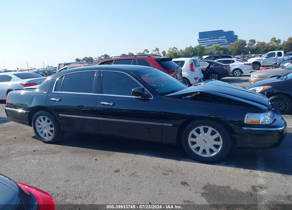 2009 LINCOLN TOWN CAR SIGNATURE LIMITED VIN: 2LNHM82V89X617994