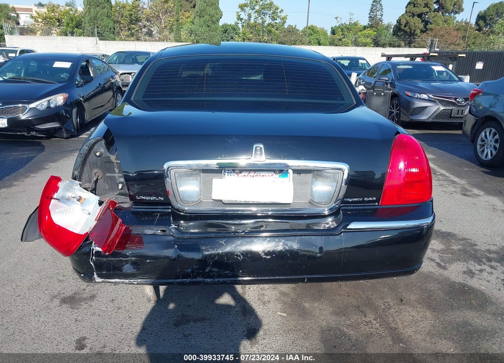 2009 LINCOLN TOWN CAR SIGNATURE LIMITED VIN: 2LNHM82V89X617994