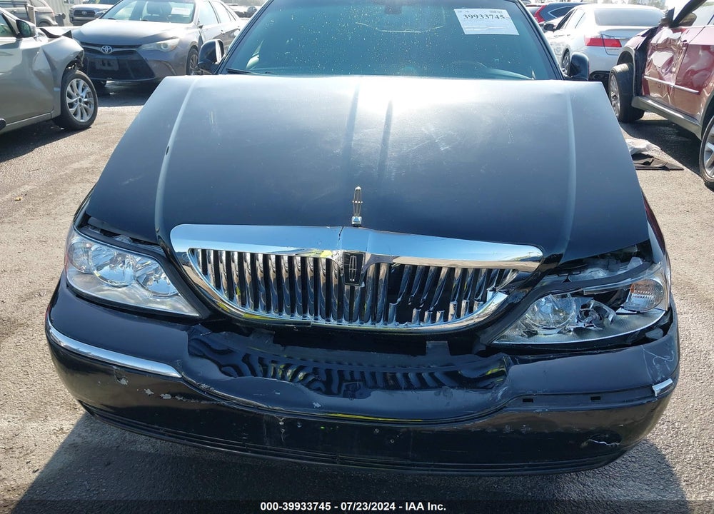 2009 LINCOLN TOWN CAR SIGNATURE LIMITED VIN: 2LNHM82V89X617994