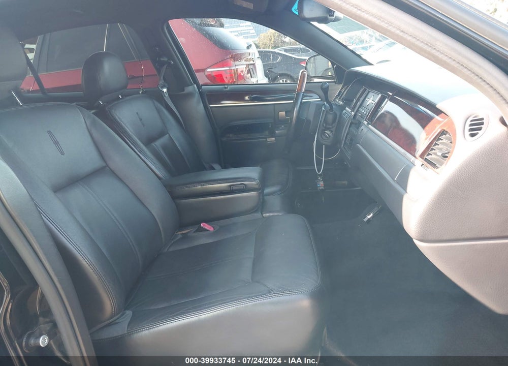 2009 LINCOLN TOWN CAR SIGNATURE LIMITED VIN: 2LNHM82V89X617994