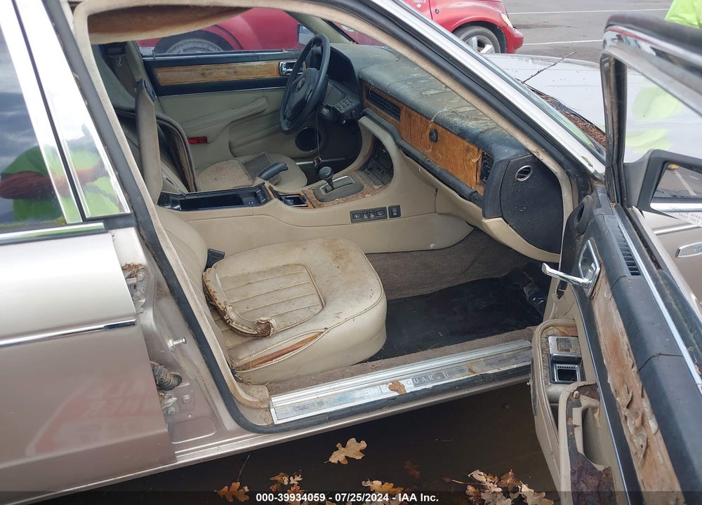1988 JAGUAR VANDENPLAS VIN: SAJKV1649JC521407