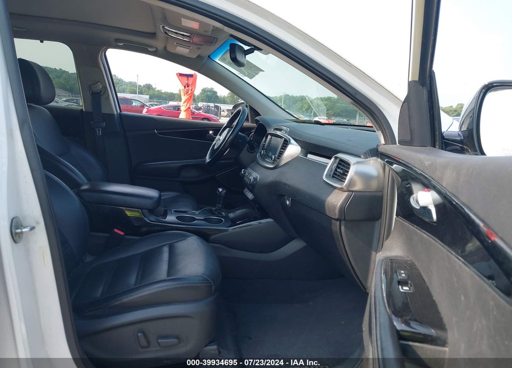 2016 KIA SORENTO 3.3L SX VIN: 5XYPKDA54GG141071