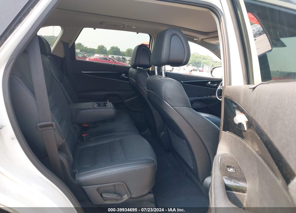 2016 KIA SORENTO 3.3L SX VIN: 5XYPKDA54GG141071