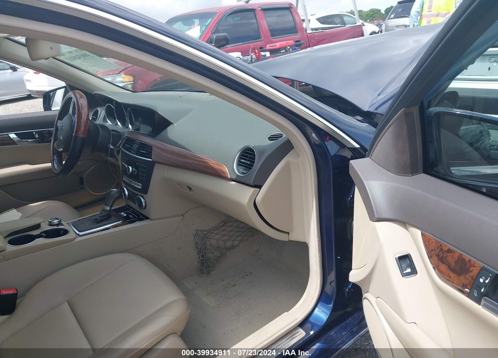 2012 MERCEDES-BENZ C 250 LUXURY/SPORT VIN: WDDGF4HB3CR236612