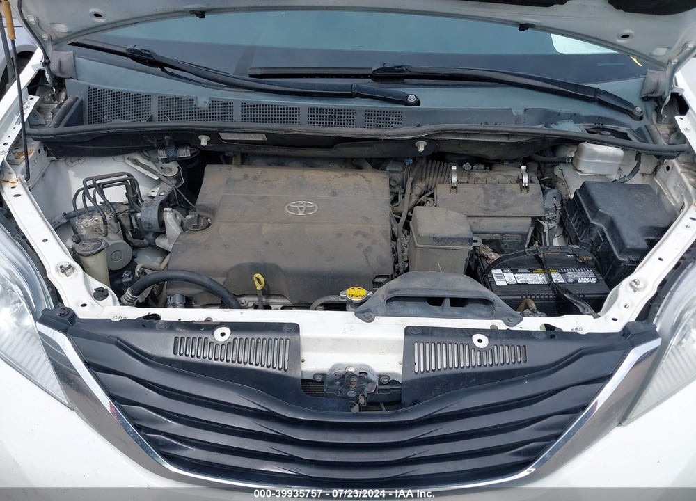 2013 TOYOTA SIENNA XLE V6 8 PASSENGER VIN: 5TDYK3DC2DS302511