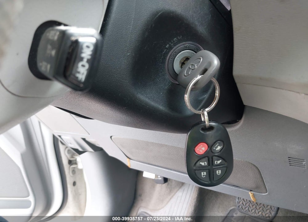 2013 TOYOTA SIENNA XLE V6 8 PASSENGER VIN: 5TDYK3DC2DS302511