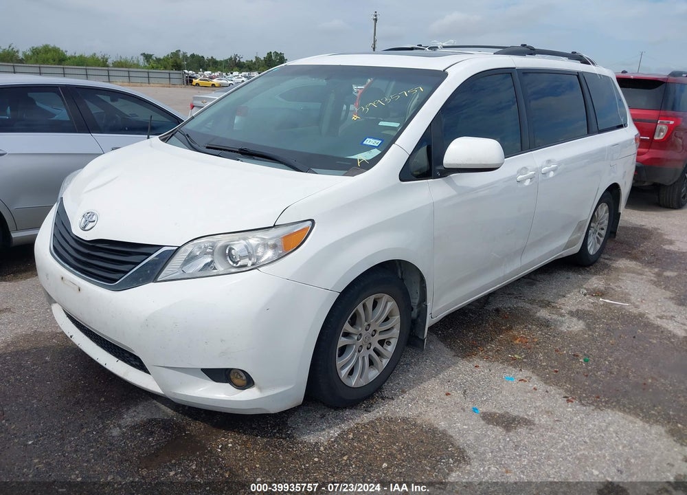 2013 TOYOTA SIENNA XLE V6 8 PASSENGER VIN: 5TDYK3DC2DS302511