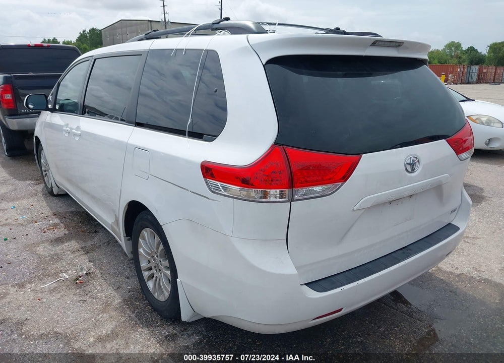 2013 TOYOTA SIENNA XLE V6 8 PASSENGER VIN: 5TDYK3DC2DS302511