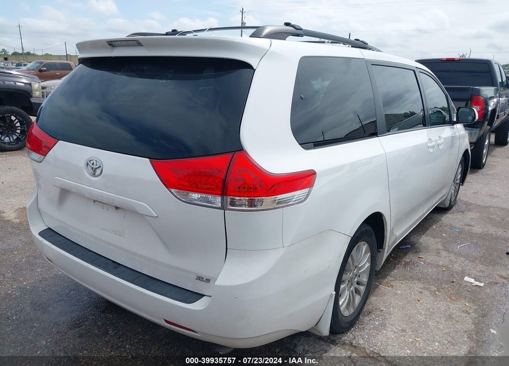 2013 TOYOTA SIENNA XLE V6 8 PASSENGER VIN: 5TDYK3DC2DS302511