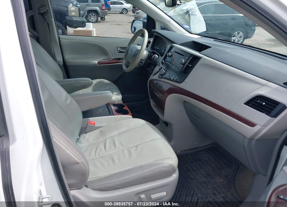 2013 TOYOTA SIENNA XLE V6 8 PASSENGER VIN: 5TDYK3DC2DS302511